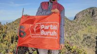 Dahsyat, Relawan MNC Kibarkan Bendera Partai Buruh di Puncak Sumbing Dahsyat, Relawan MNC Kibarkan Bendera Partai Buruh di Puncak Sumbing