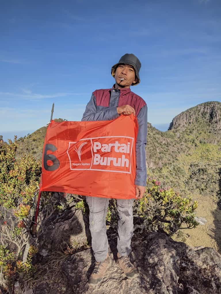 Dahsyat, Relawan MNC Kibarkan Bendera Partai Buruh di Puncak Sumbing