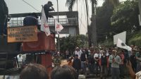 Ratusan Buruh Kepung Kantor Kementrian Perindustrian RI Meminta Industri Baja Dalam Negeri Dilindungi