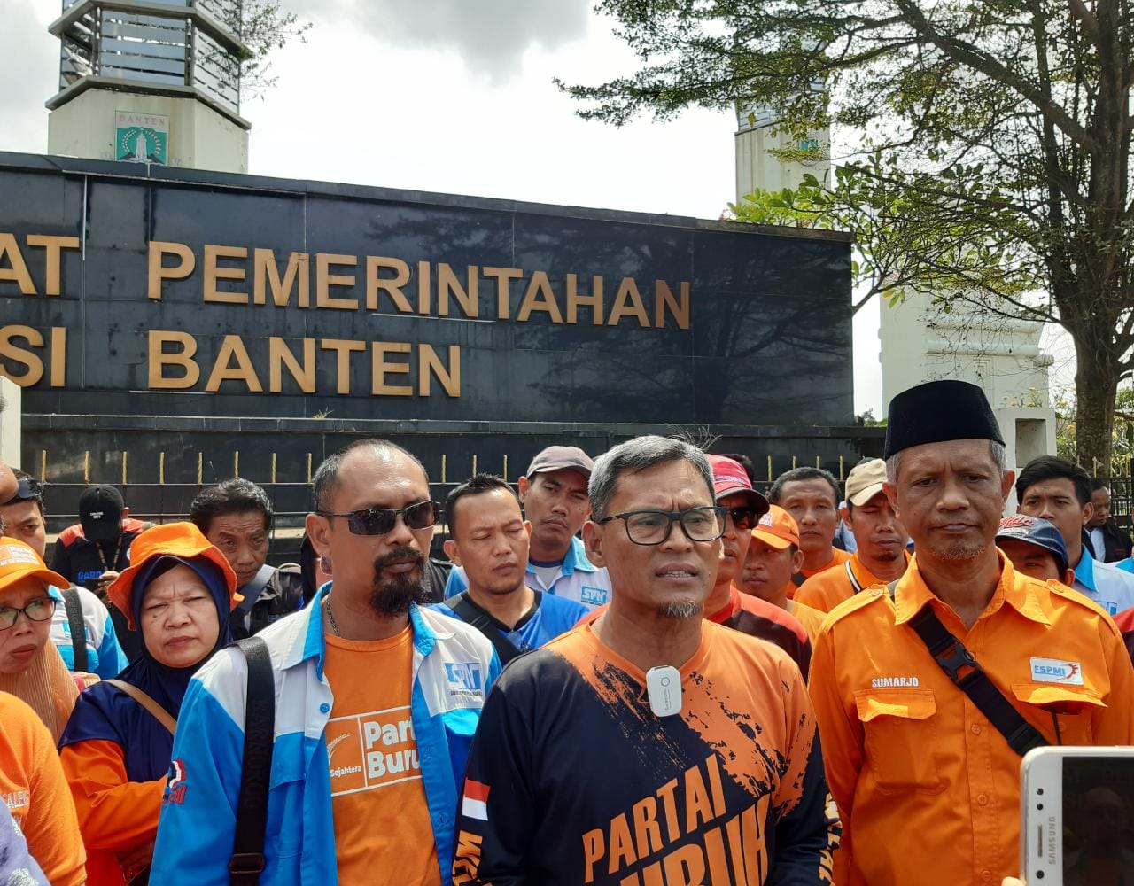 KSPI Bersama Partai Buruh Gelar Aksi Unjuk Rasa di Depan Kantor Pusat Pemerintahan Provinsi Banten