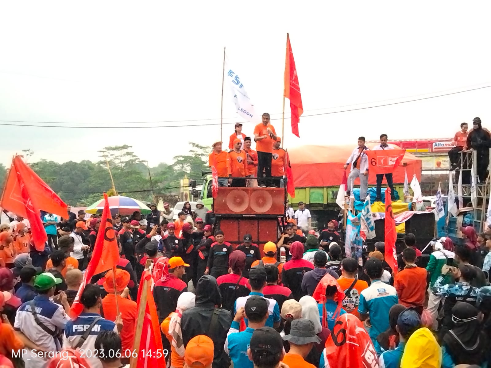 Padati KP3B, Ribuan Buruh Minta Gubernur Keluarkan Rekomendasi Penolakan Undang-Undang Cipta Kerja