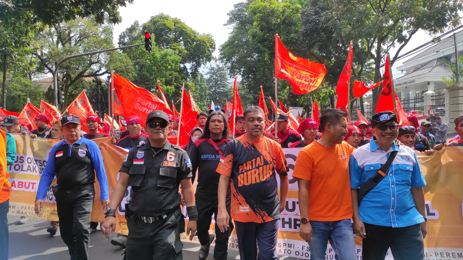Presiden dan Ketua Exco Partai Buruh Jabar Ikuti Long March Menuju Gasibu