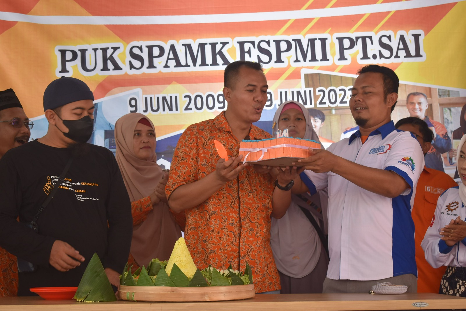 Bacaleg DPRD Mojokerto dan DPR RI dari Partai Buruh Rayakan Ulang Tahun PUK SPAMK FSPMI PT SAI ke 14