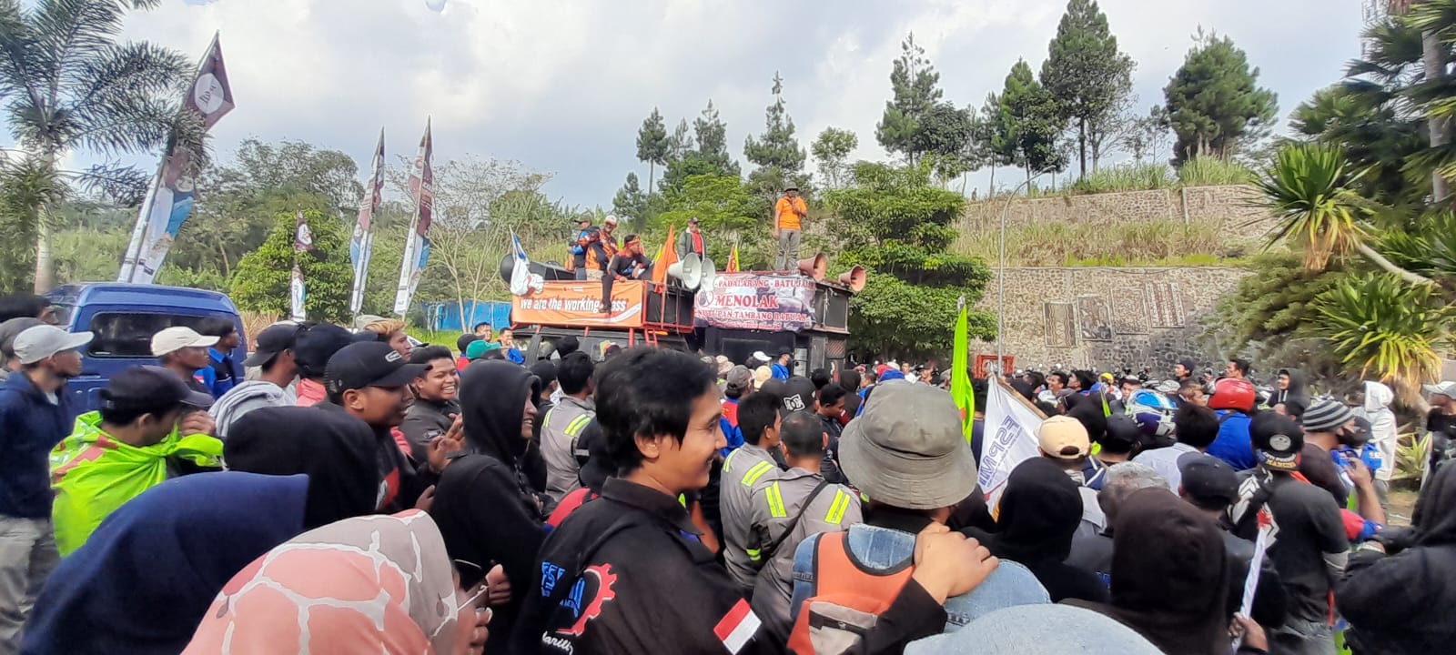 Izin Tambang Tak Kunjung Keluar, Sejumlah Dump Truk Padati Pemkab Bandung Barat