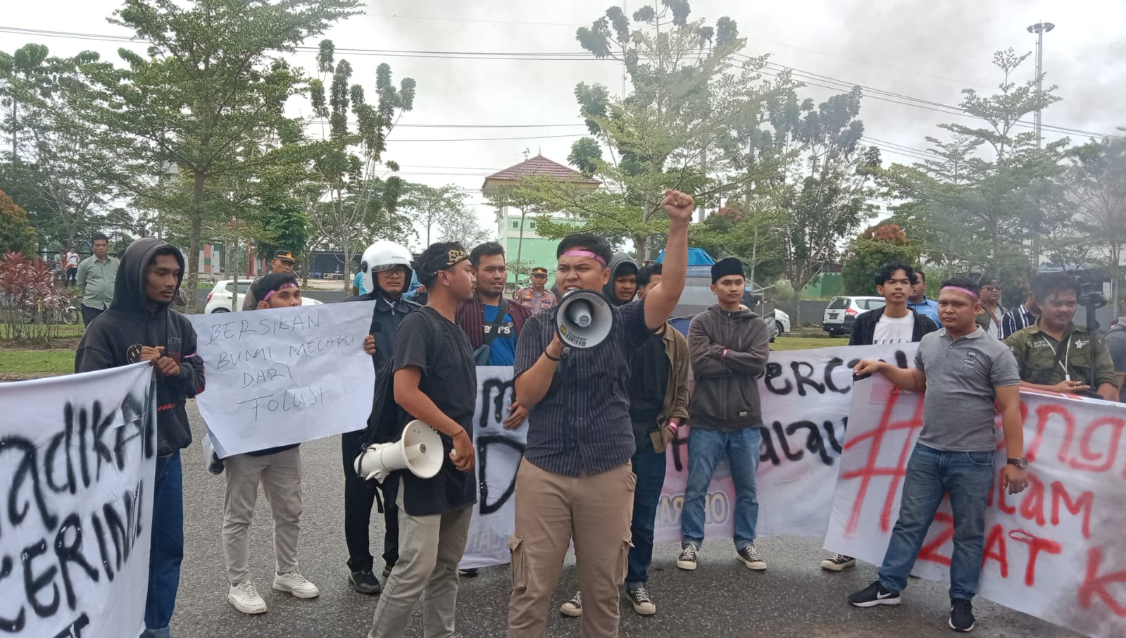 Mahasiswa Dukung Aksi Buruh PT.Prima Transportasi Servis Indonesia di depan Pintu Masuk PT RAPP, April Group