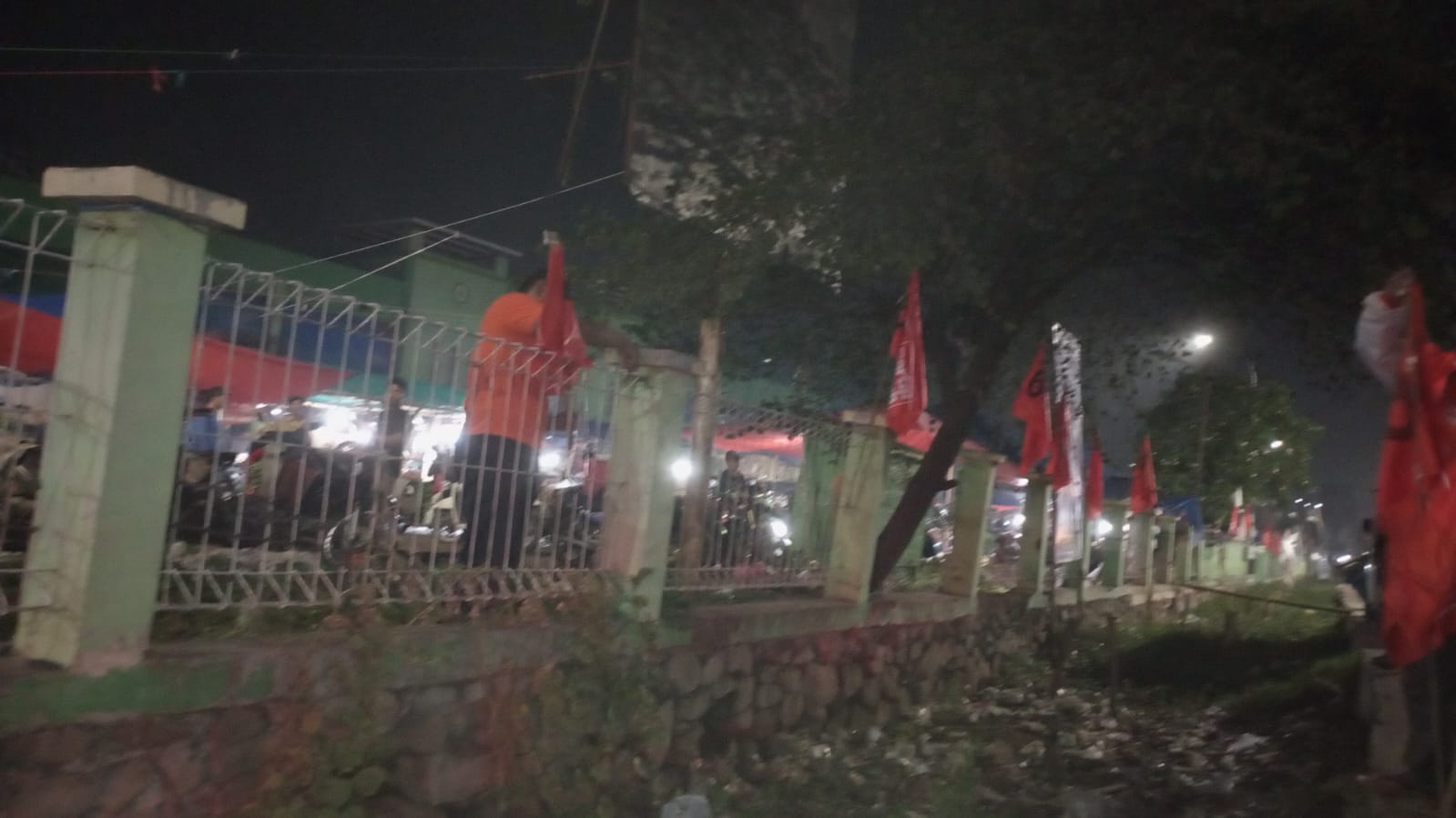 Bacaleg Bersama Relawan Jamkeswatch Sosialisasi Partai Buruh dengan Memasang Bendera di Sepanjang Jalan Raya Babelan