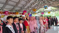 Keharuan Orang Tua Murid dalam Pentas Seni dan Kenaikan Kelas SDN Mekar Mukti O2