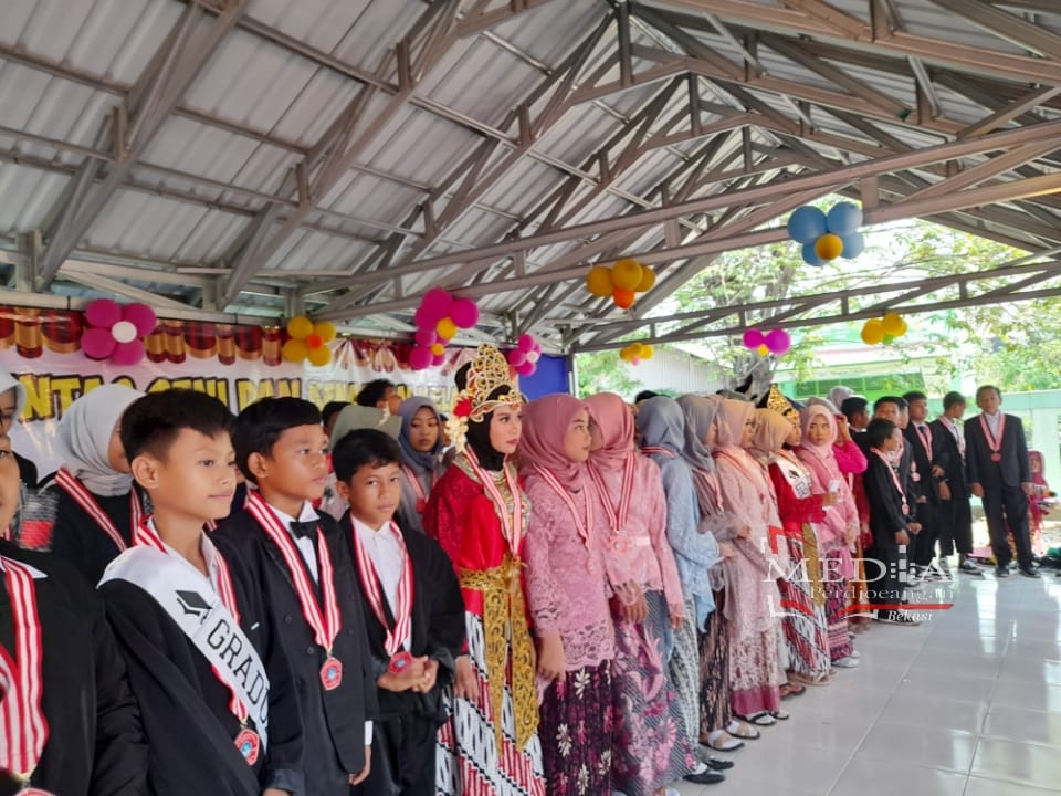 Keharuan Orang Tua Murid dalam Pentas Seni dan Kenaikan Kelas SDN Mekar Mukti O2