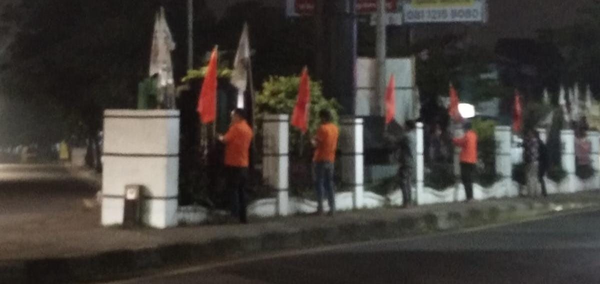 Ratusan Bendera Partai Buruh Berkibar Di Kota Cimahi