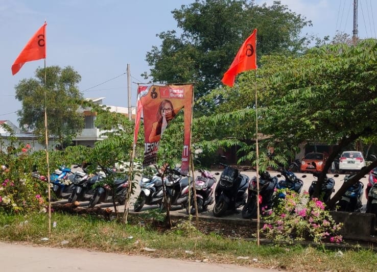 Banner Bacaleg Partai Buruh Dermawanti Diduga Dirusak Oknum tidak Bertanggungjawab