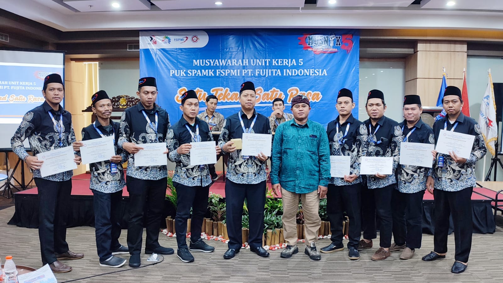 Dani Romadona Serahkan Piagam Penghargaan Kepada Pengurus Serikat PUK SPAMK FSPMI PT. Fujita Indonesia Periode 2020 – 2023