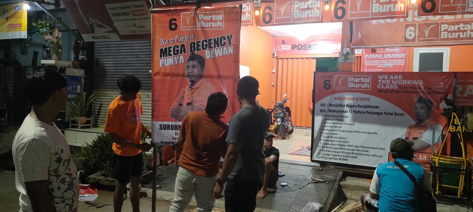 Tim Pemenangan Surohman Gerilya Pasang Bendera dan Banner Partai Buruh