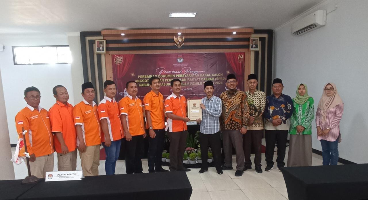 Serahkan Dokumen Perbaikan Bacaleg, Exco Partai Buruh Kabupaten Pasuruan Datangi Kantor KPUD