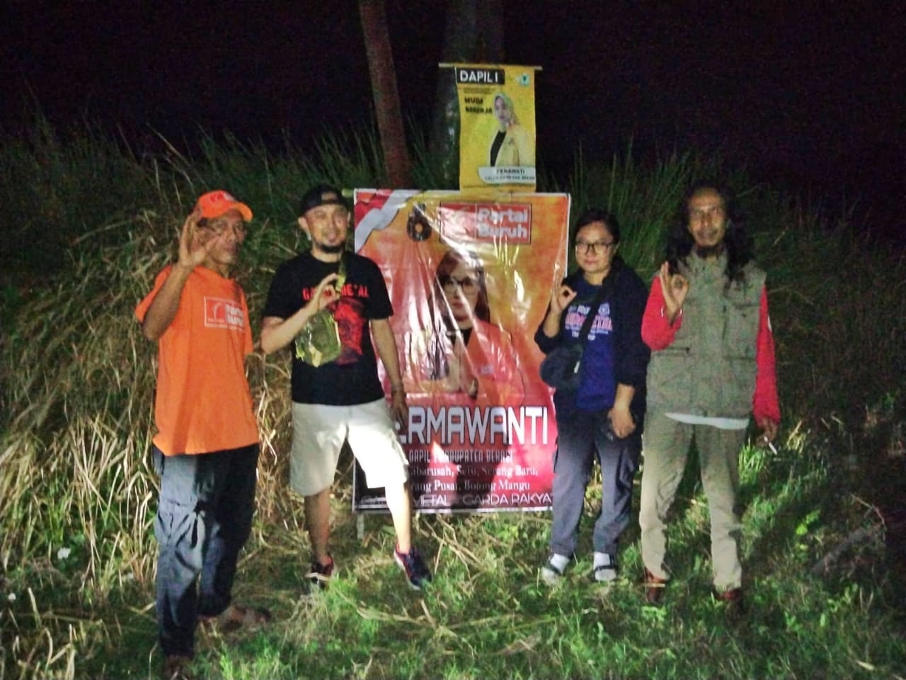 Sosialisasikan Partai Buruh, Tim Bacaleg Dermawanti Pasang Banner dan Bendera di Bojongmangu