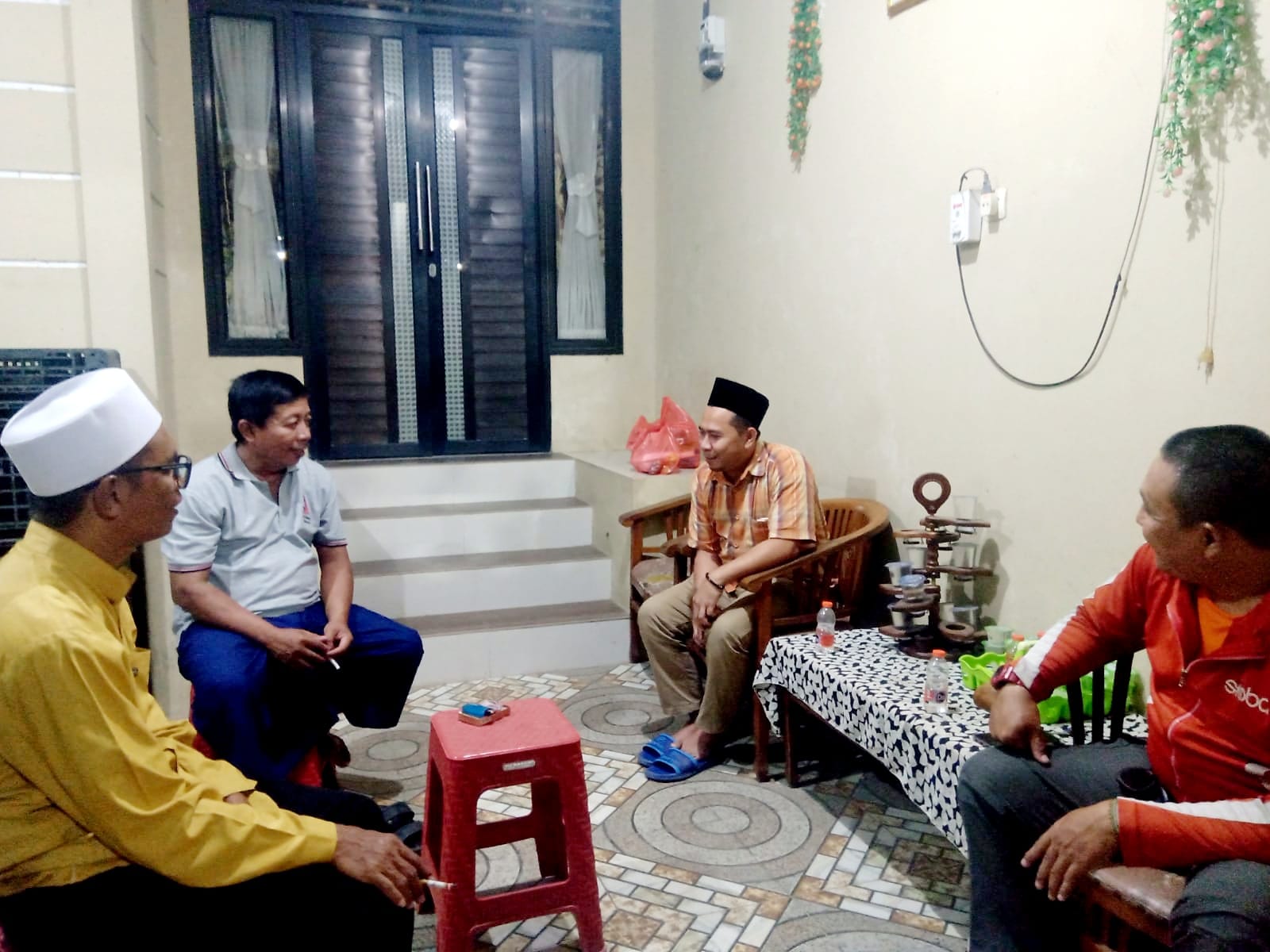 Ada Pesan Menarik Saat Tim Pemenangan Surohman Temui Warga Perumahan Mega Regency