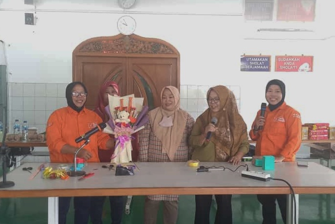 Bidang Perempuan & Pekerja Muda PUK SPL FSPMI PT. Marsol Lakukan Pendidikan Prakarya