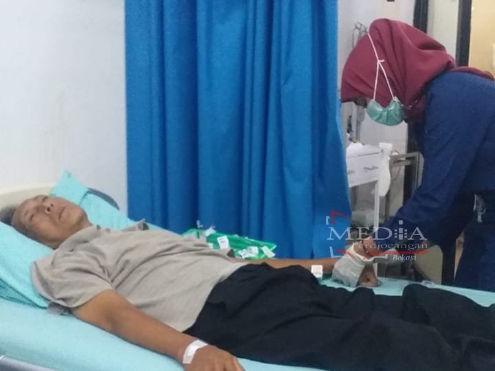 Jamkeswatch Bekasi Antarkan Pasien Status BPJS Kesehatan Non-Aktif ke Rumah Sakit