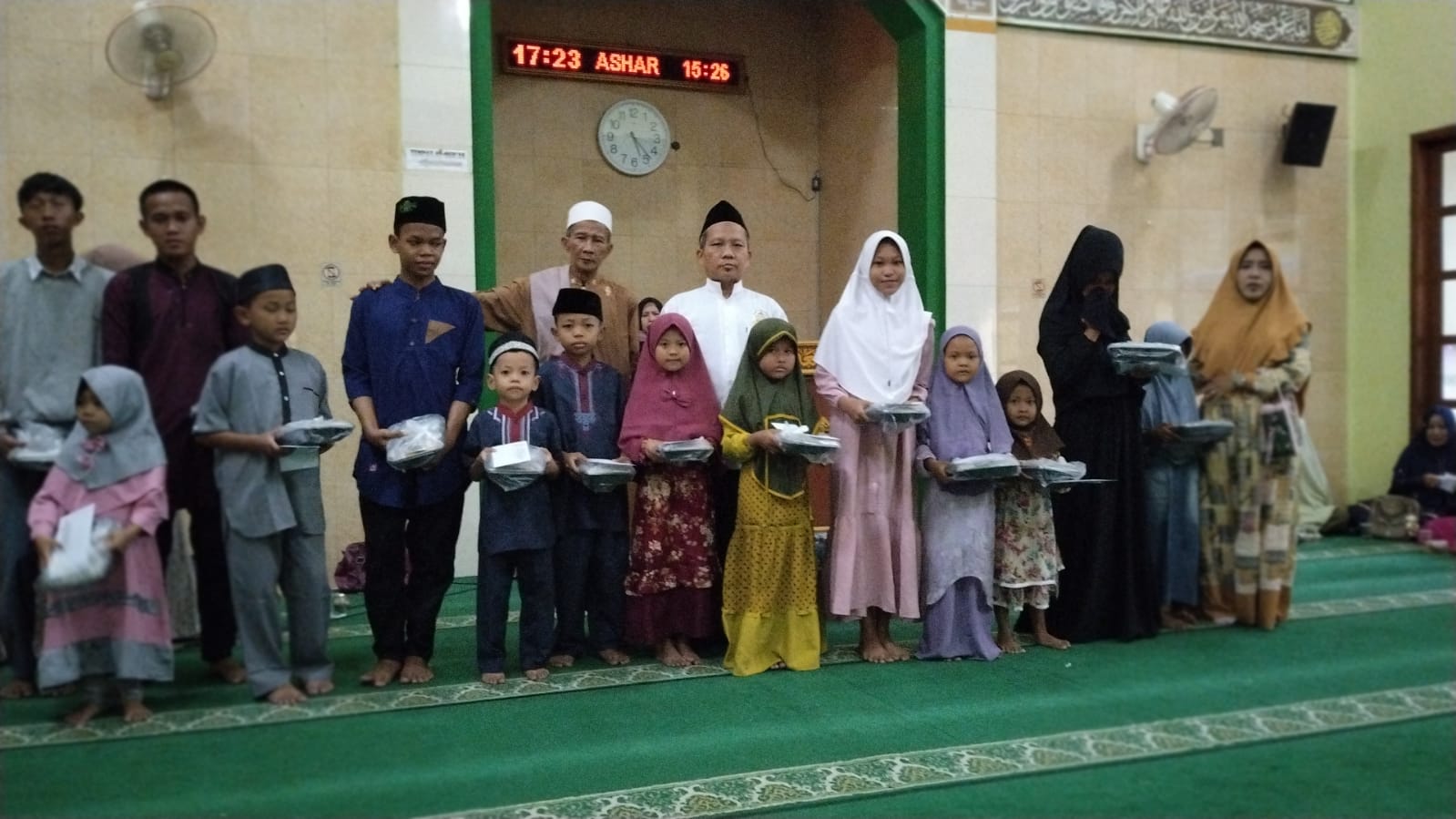 DKM Masjid Jami Al Maunah Berikan Santunan Anak Yatim di Bulan Asyura