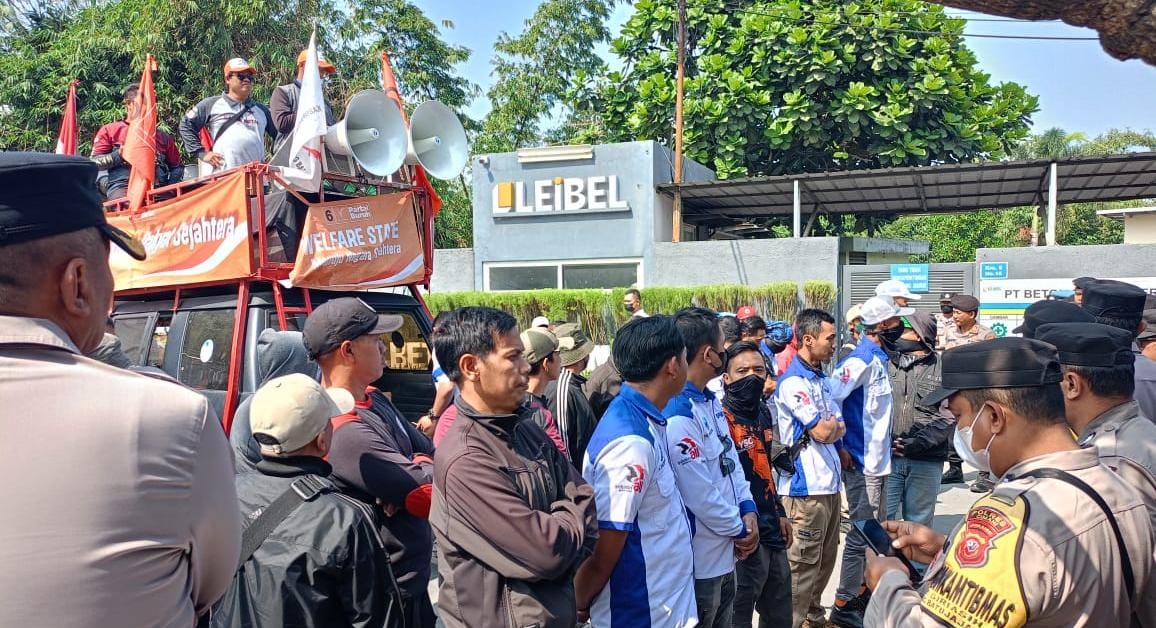 Tuntut 8 Orang Korban PHK Kembali Bekerja, FSPMI Bandung Barat Berunjuk Rasa di PT. Beton Elemen Persada