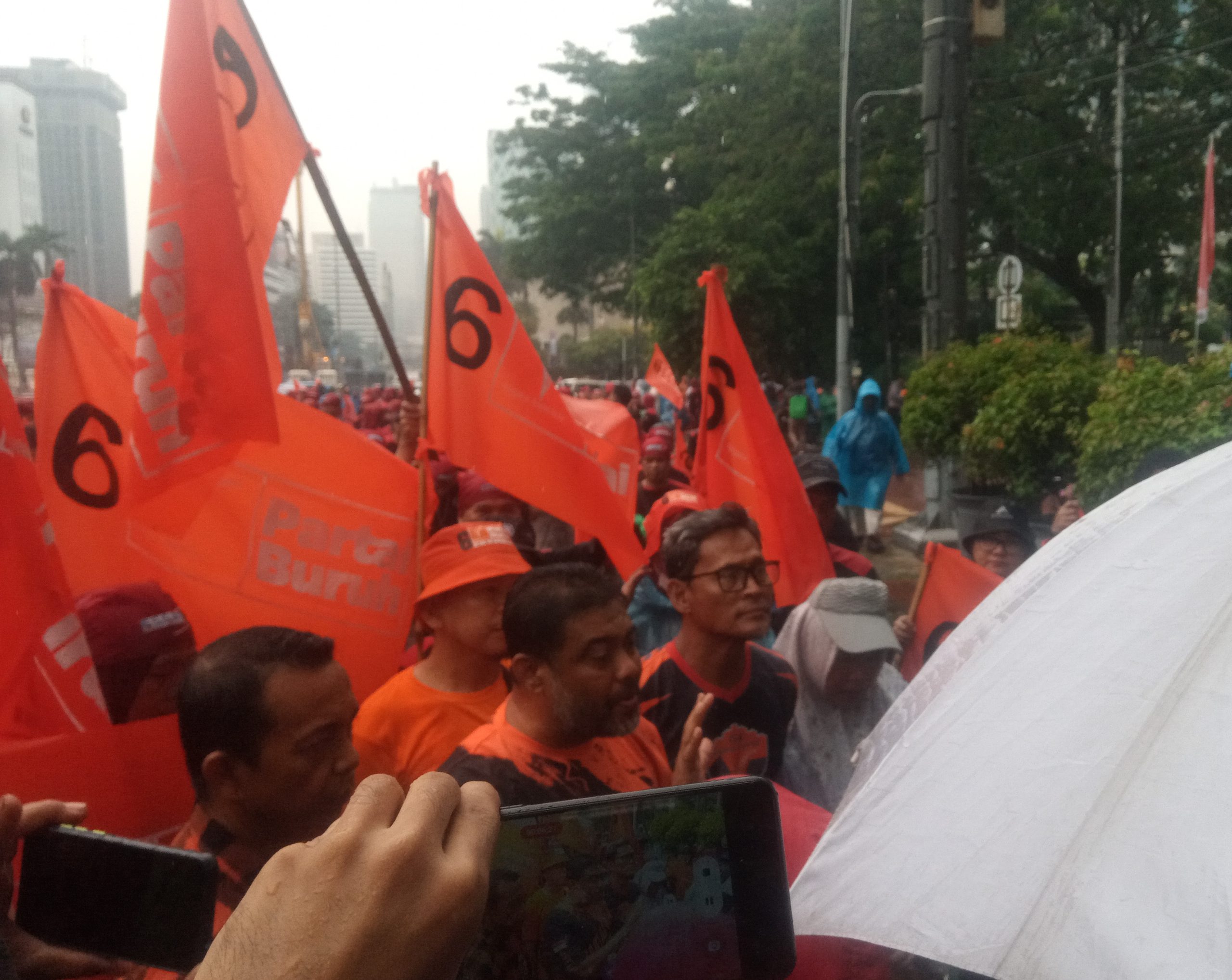 Partai Buruh Bersama Kelas Pekerja kembali Kawal Sidang Uji Formil UU Cipta Kerja Dan Tantang Menteri Perekonomian Untuk Lakukan Debat Terbuka