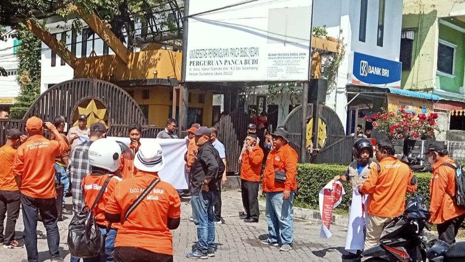 Tuntut Hak Angotanya, Exco Partai Buruh Kota Medan Gelar Aksi di Universitas Panca Budi Medan