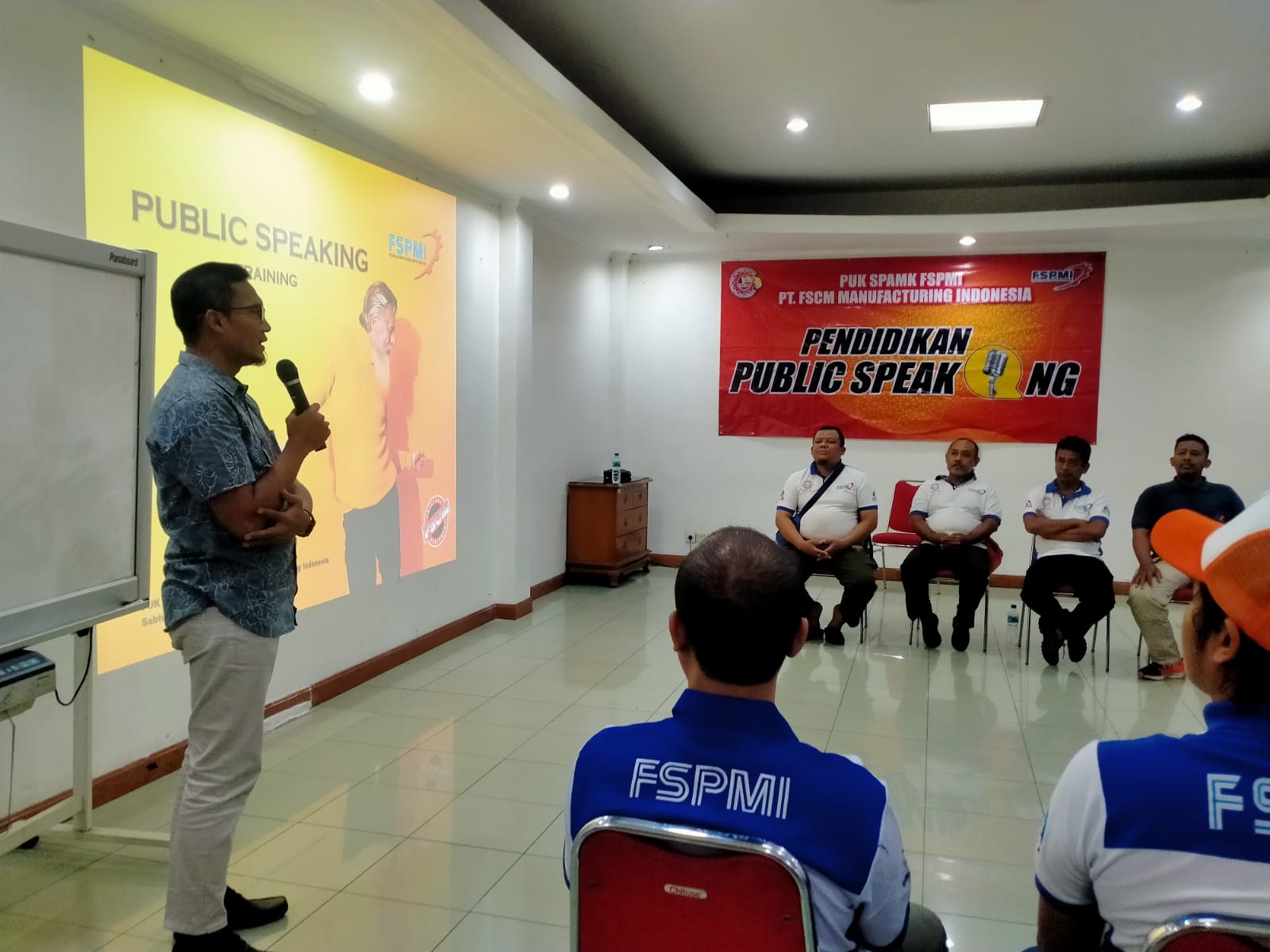 Tingkatkan Kemampuan Anggota, PUK FSCM Gelar Pendidikan Publik Speaking
