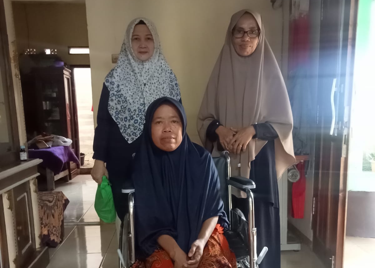 Majlis Taqlim Al Faqih Purwakarta berikan Donasi Kursi Roda