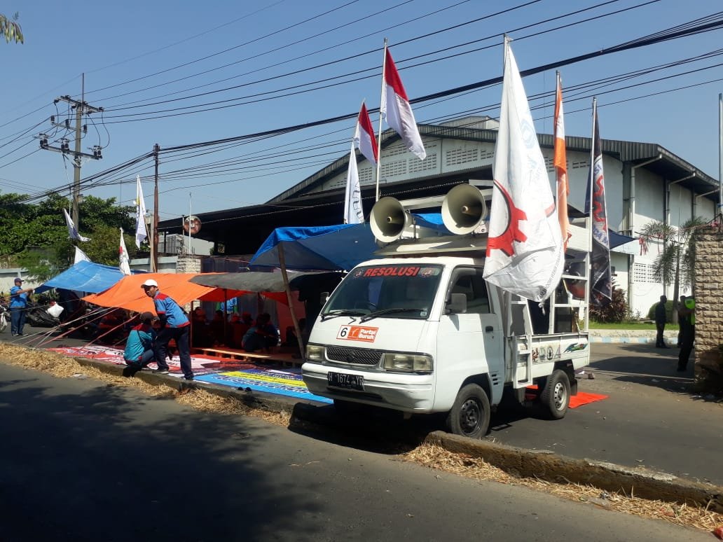 Akhirnya Pekerja PT Prima Alloy Steel Dirikan Tenda Mogok Kerja