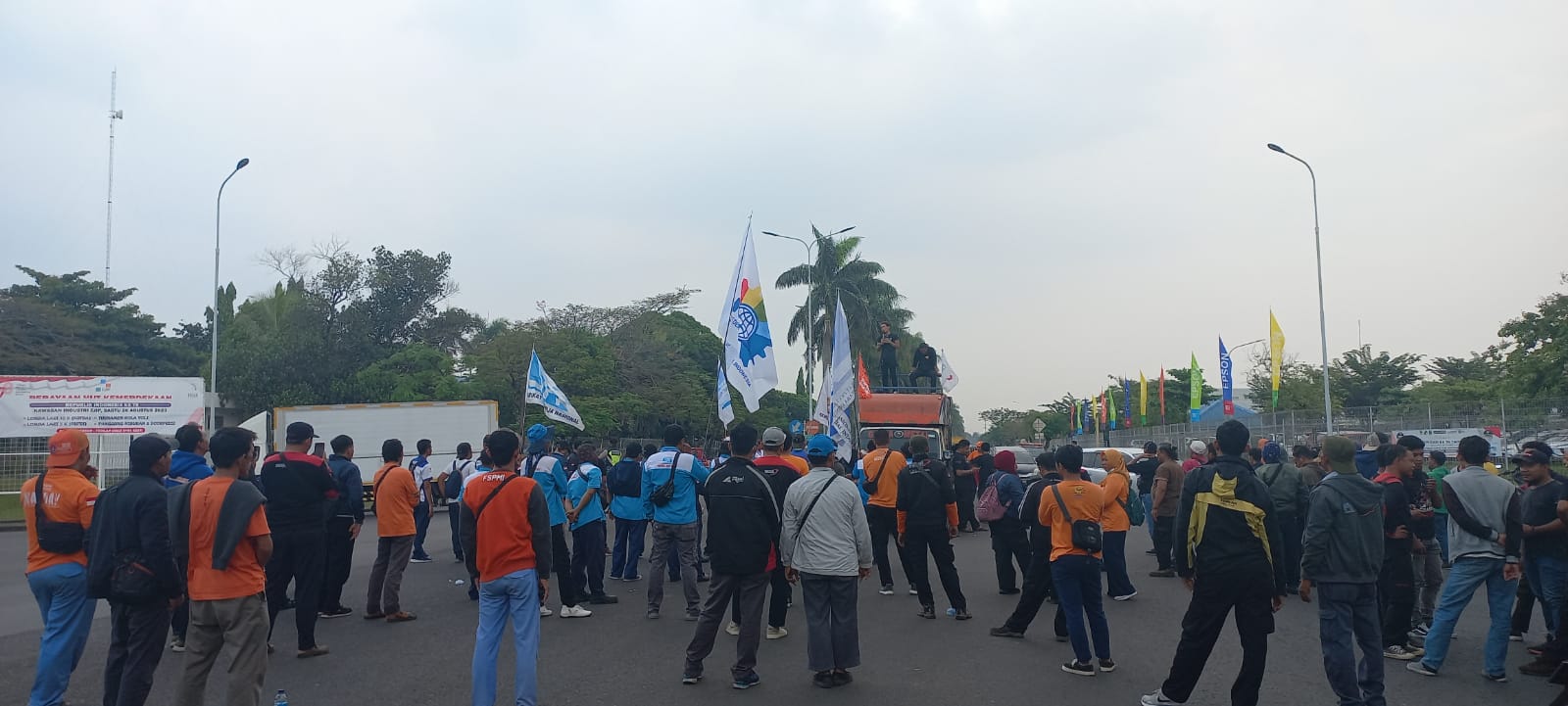 Batal Berunjuk Rasa ke Kantor Pemda, Hingga Sore Massa Buruh Bekasi Bertahan di Perempatan SGL EJIP