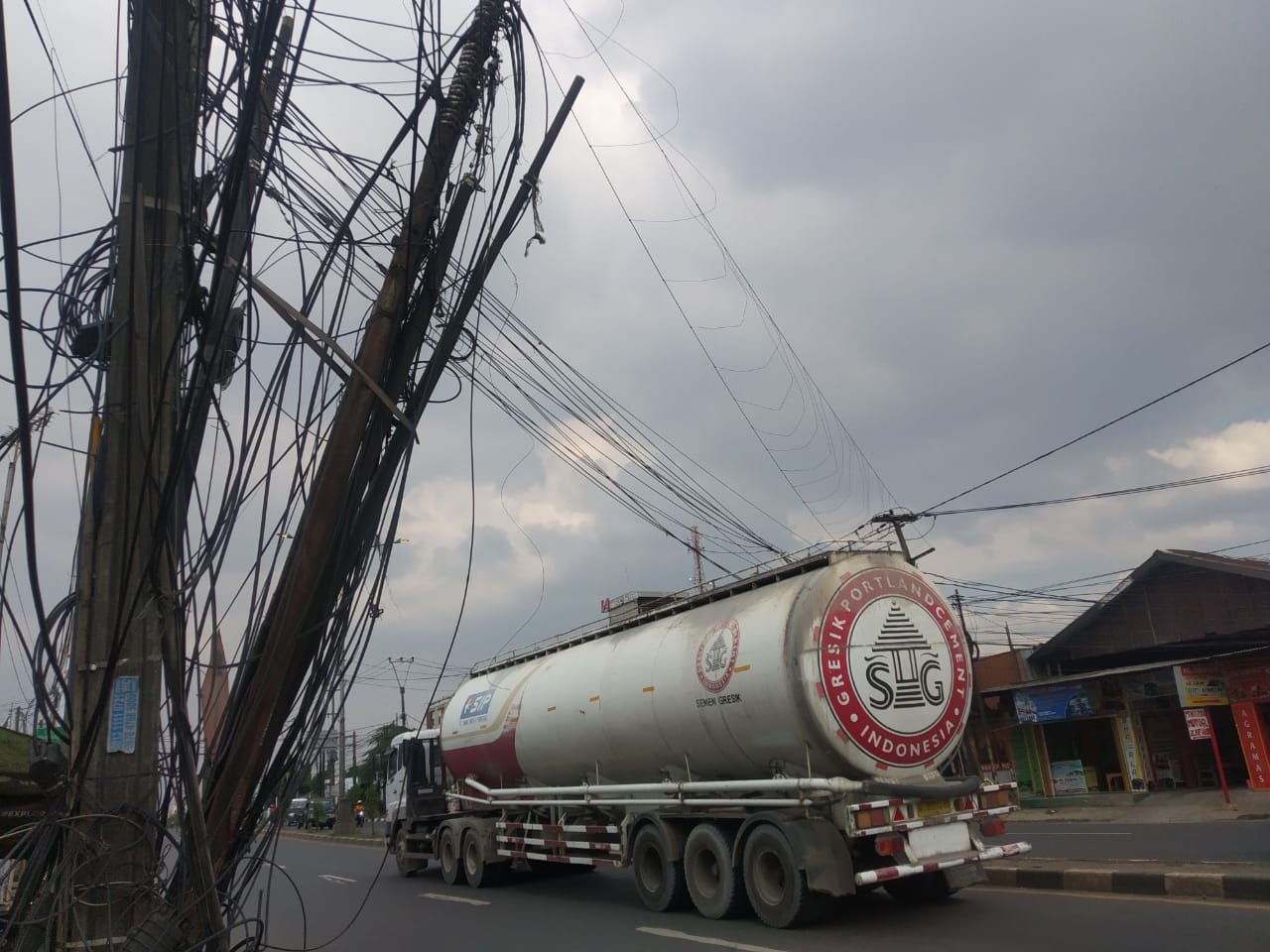 Jeratan Kabel Optik, Bencana Buruknya Sistem Outsourcing