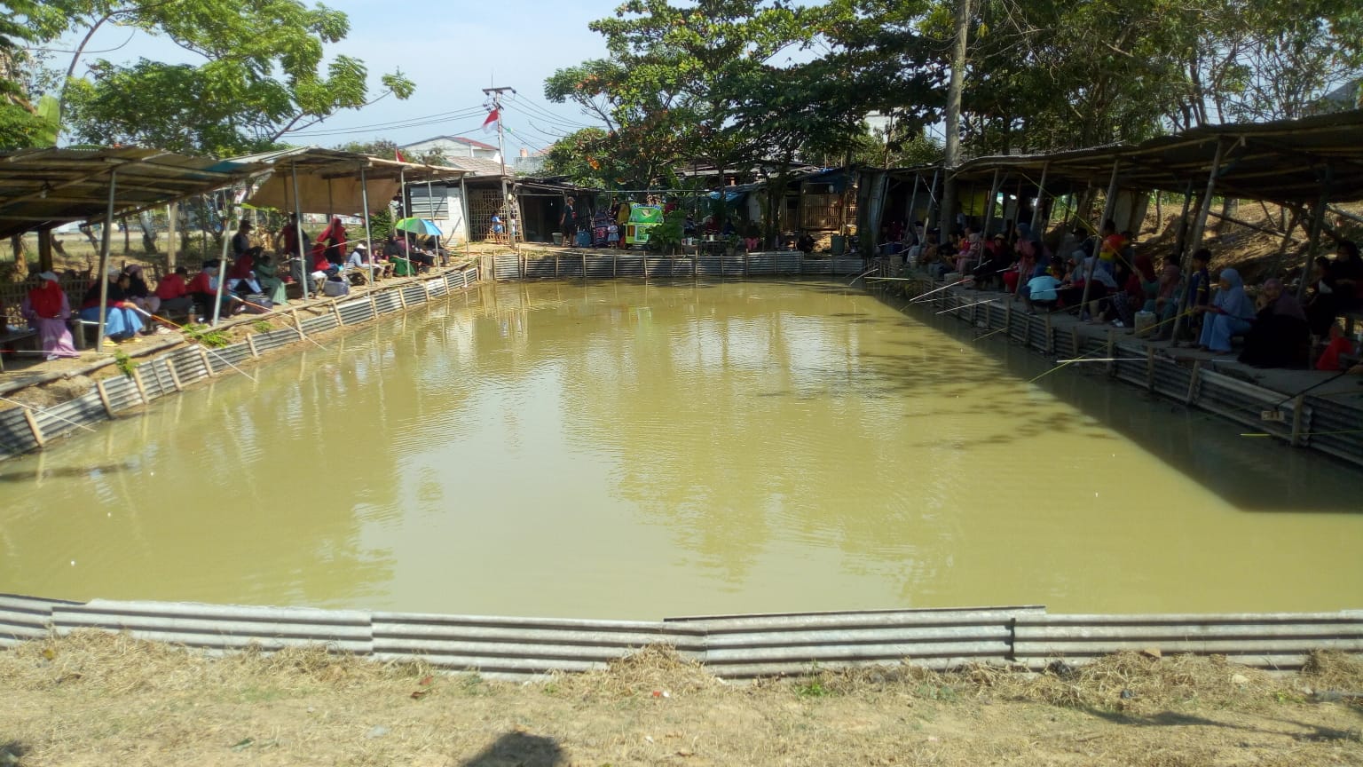 Semarak Kemerdekaan RI ke 78, Ibu-Ibu Warga 005 Bagasasi Ikuti Lomba Mancing