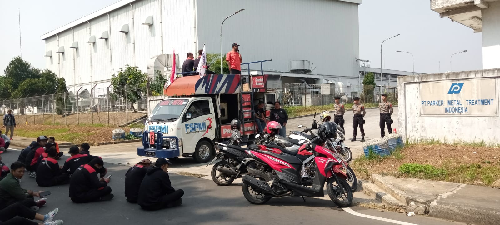 Tolak Omnibus Law Masuk PKB, Ratusan Buruh FSPMI Bekasi Berunjuk Rasa di Depan PT. Parker Metal Treatment Indonesia
