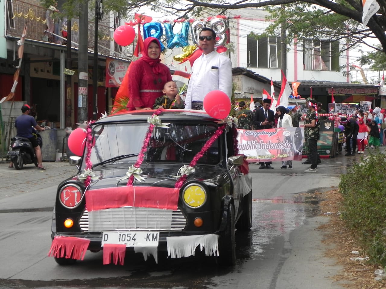 Antusias Warga RW 08 Mega Regency Ramaikan Karnaval HUT RI ke 78