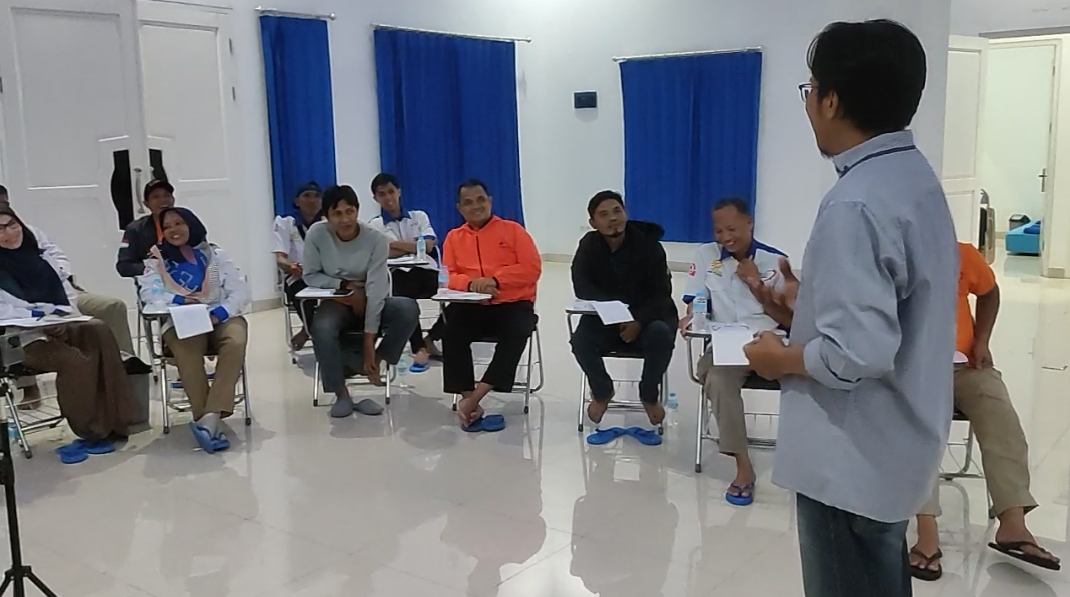 Kahar S. Cahyono : Menulis Adalah Melukis dengan Kalimat