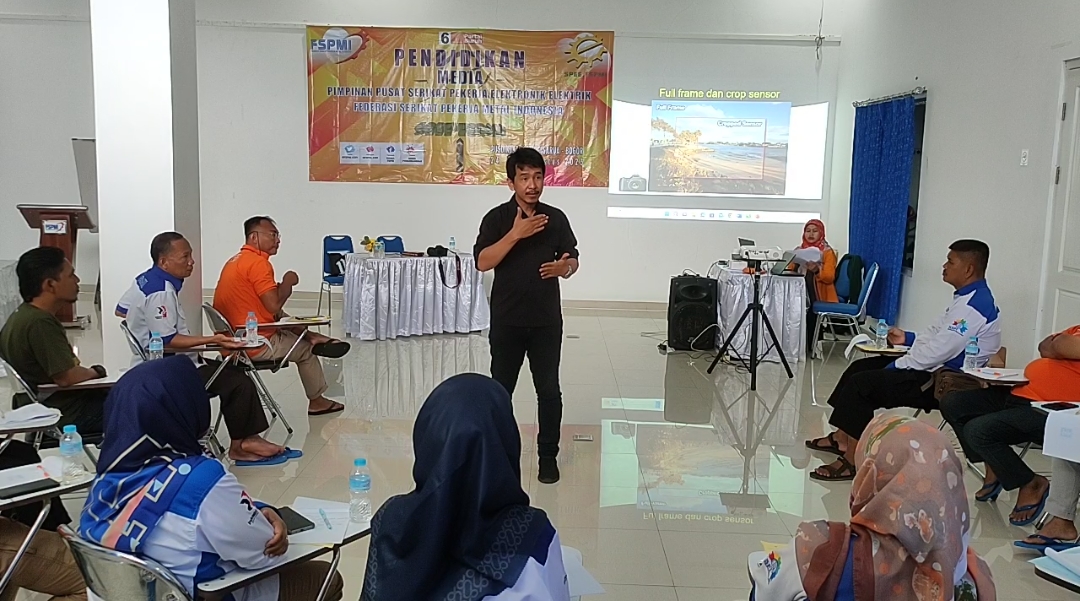 Latih Kemampuan Pengambilan Gambar, Iwan ‘Jaket Ijo’ Jelaskan Materi Fotografi