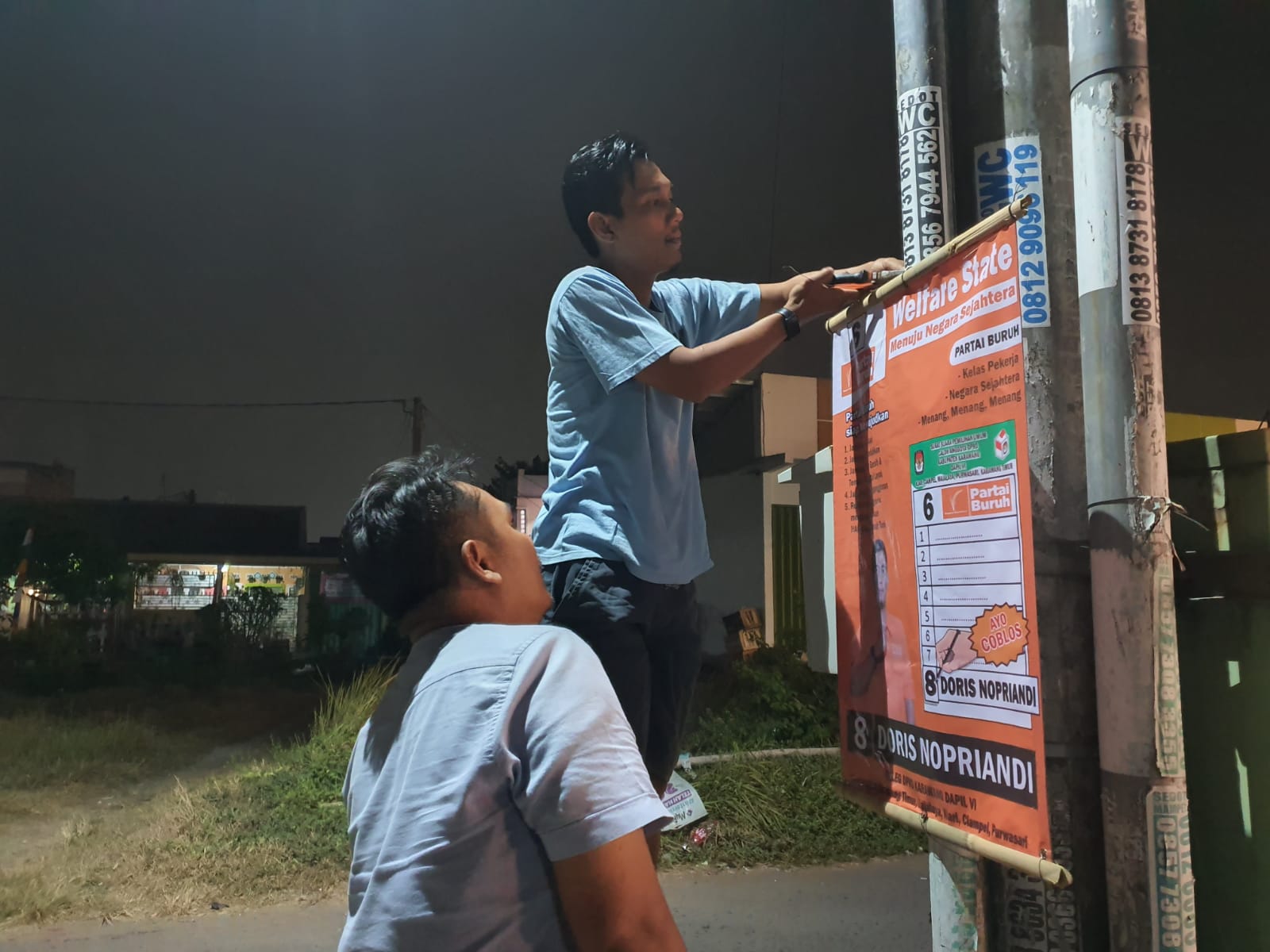 Sosialisasikan Partai Buruh di Wilayah Karawang, Tim Sukses Doris Nopriandi Pasang Banner Dan Bendera
