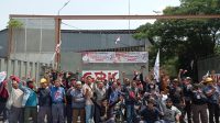 150 Pekerja Diduga Alami PHK Sepihak, Ratusan Buruh PT. Gunung Baja Konstruksi Berunjuk Rasa Spontan 150 Pekerja Diduga Alami PHK Sepihak, Ratusan Buruh PT. Gunung Baja Konstruksi Berunjuk Rasa Spontan