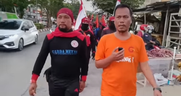 Peserta Long March Tiba di KC FSPMI Karawang, Asmat Serum, S.H Sampaikan Proses Perjalanan dari Purwakarta – Karawang