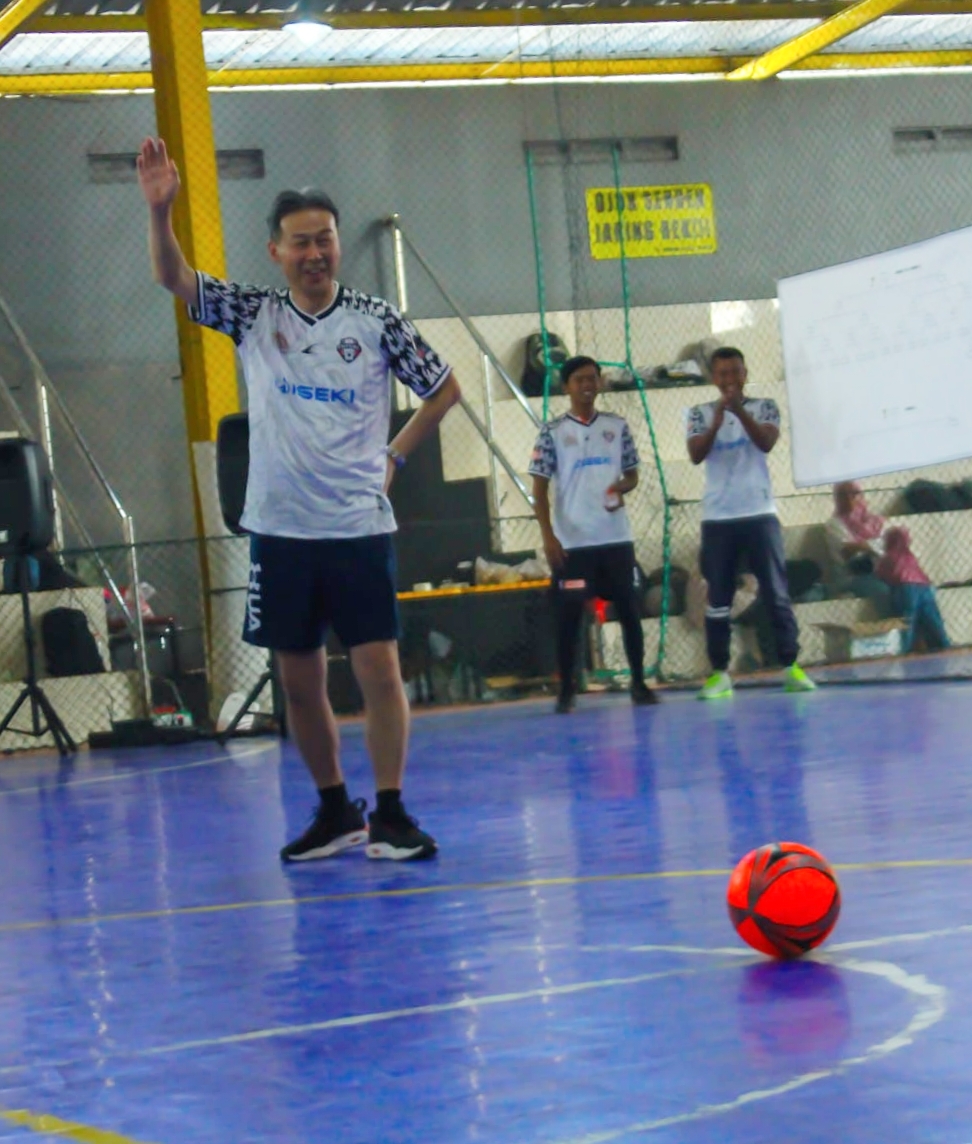 Presiden Direktur PT. ISEKI Indonesia Buka Turnamen Futsal 2023 Dengan Menendang Bola