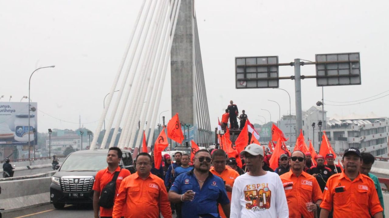 Setelah 9 Jam Jalan Kaki, Semalam Peserta Longmarch Partai Buruh Tiba di Padalarang. Hari Ini Lanjut ke Purwakarta