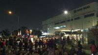 Belum Ada Kesepakatan, Massa Aksi Masih Bertahan di Gerbang PT. Toyo Seal Indonesia Hingga Malam Belum Ada Kesepakatan, Massa Aksi Masih Bertahan di Gerbang PT. Toyo Seal Indonesia Hingga Malam
