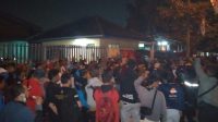 Menanti Kejelasan Kasus PHK, 40 Pekerja PT. DMC Bertahan Hingga Malam di Depan Gerbang Perusahaan