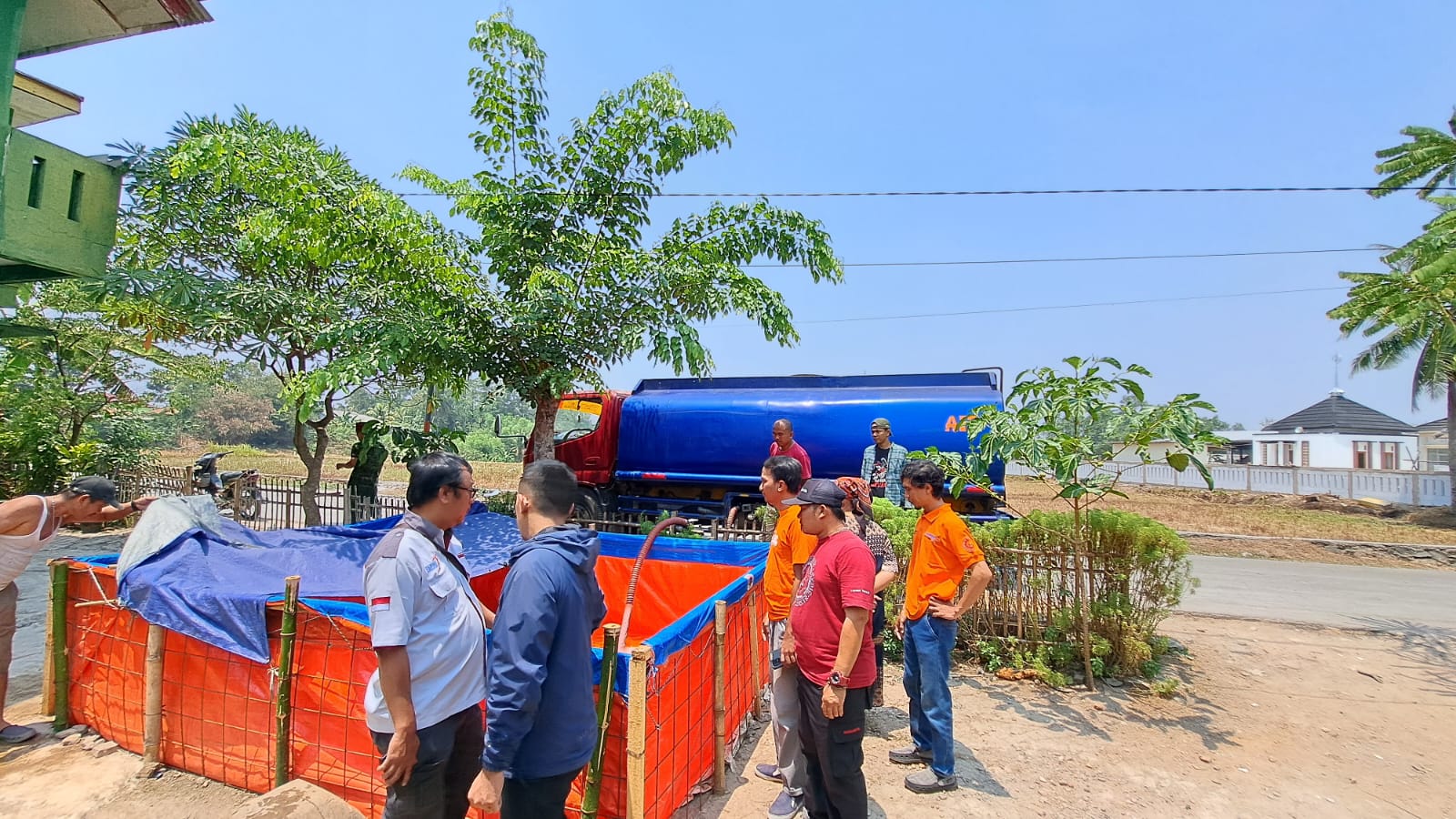 Warga Kabupaten Bekasi Alami Kekeringan, PUK Hitachi Astemo Powertrains Berbagi Air Bersih