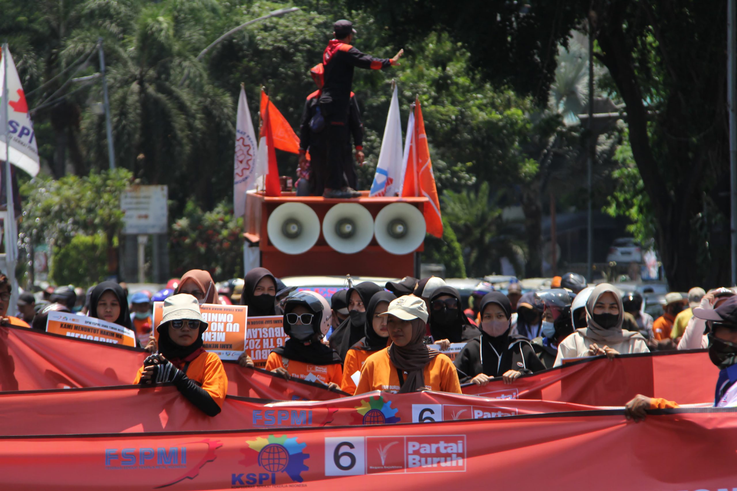 Tuntut Cabut Omnibus Law UU Cipta Kerja, Buruh Jatim Blokade Ruas Jalan Depan Grahadi