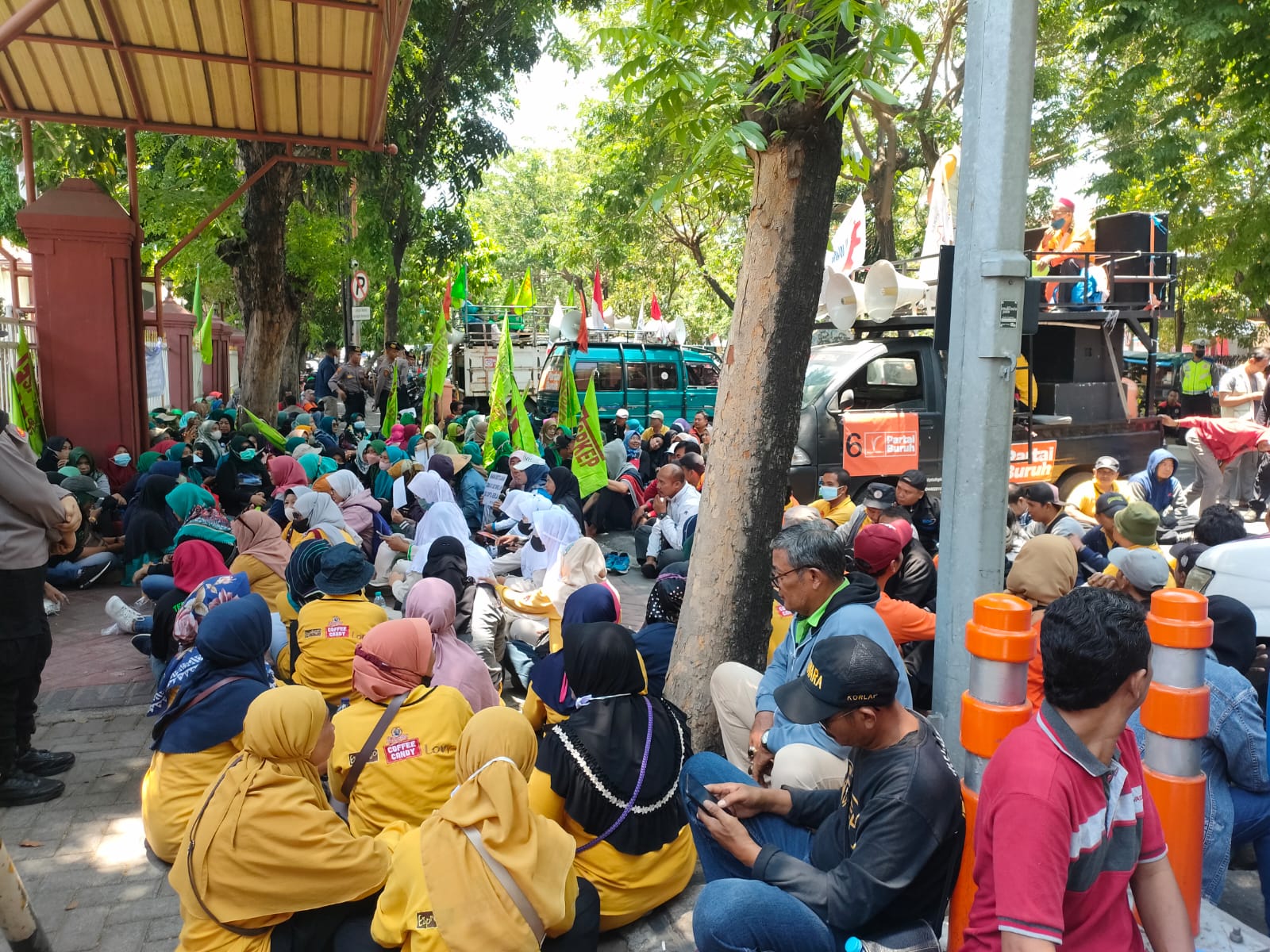 Buruh PT. Agel Langgeng Lakukan Aksi Dzikir dan Istighosah Bersama di Depan PN Surabaya