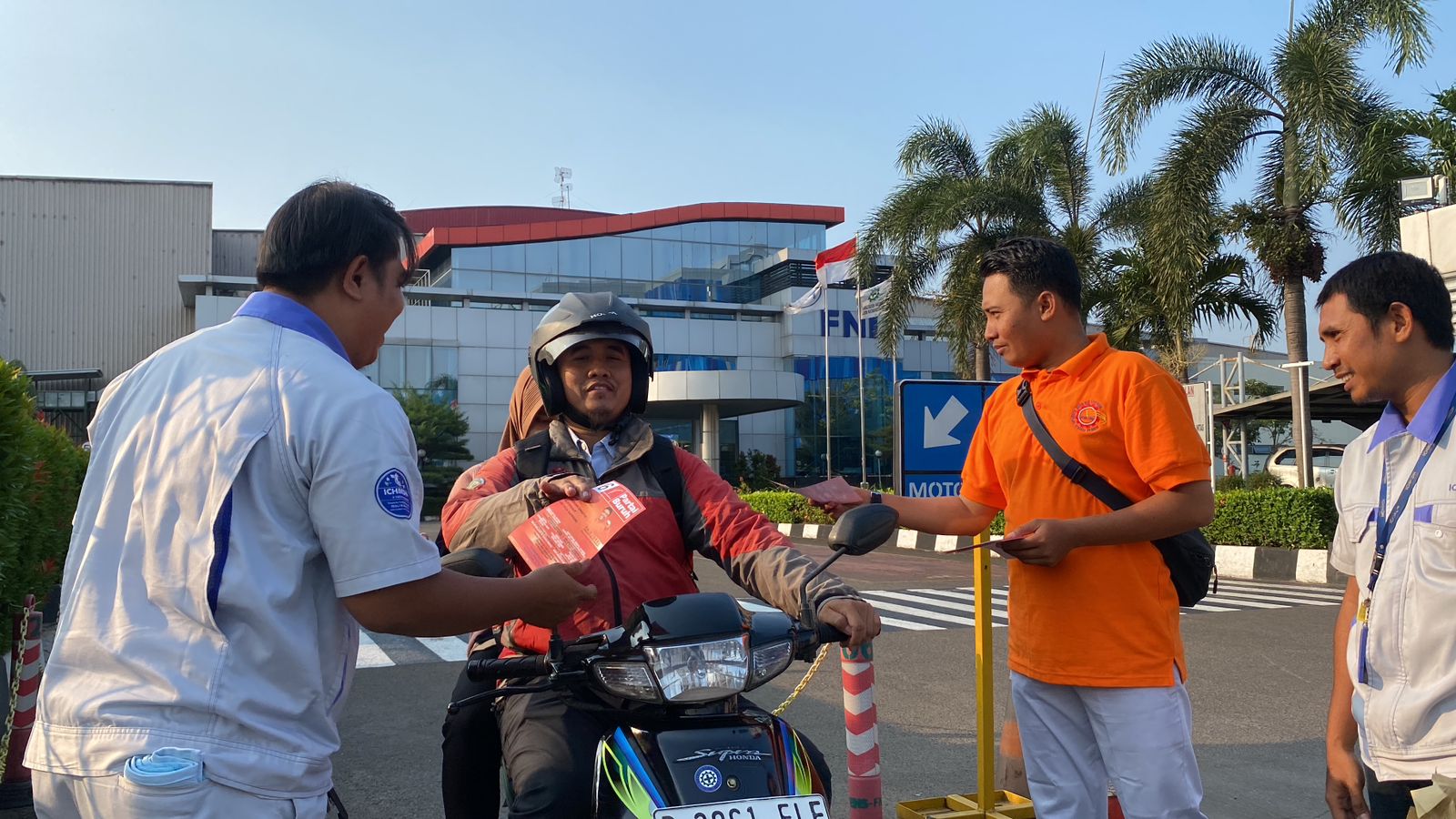 Gaspol, Relawan dan Caleg Partai Buruh Kabupaten Bekasi Lakukan Salam Satu Pabrik