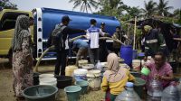 Kemarau Panjang Melanda, FSPMI Kabupaten Cianjur Berbagi Air Bersih