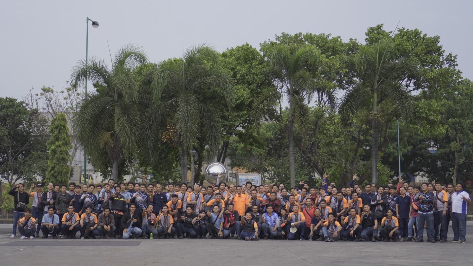 Kenalkan Partai Buruh Kepada Anggota, Doris Nopriandi Gelar Sasapa dan Konsolidasi di Depan Pabrik