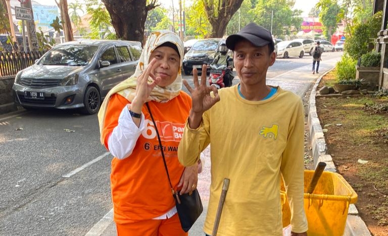 Effi Warni, S.H Sapa dan Kenalkan Partai Buruh Kepada Petugas Kebersihan di Situ Buled Purwakarta