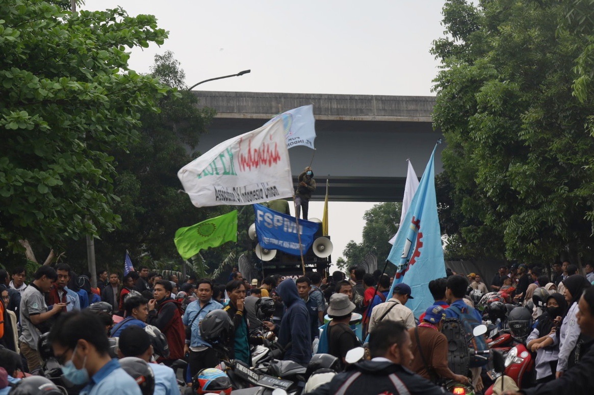 Hingga Sore, Massa Buruh Bekasi Masih Lumpuhkan Kawasan Industri